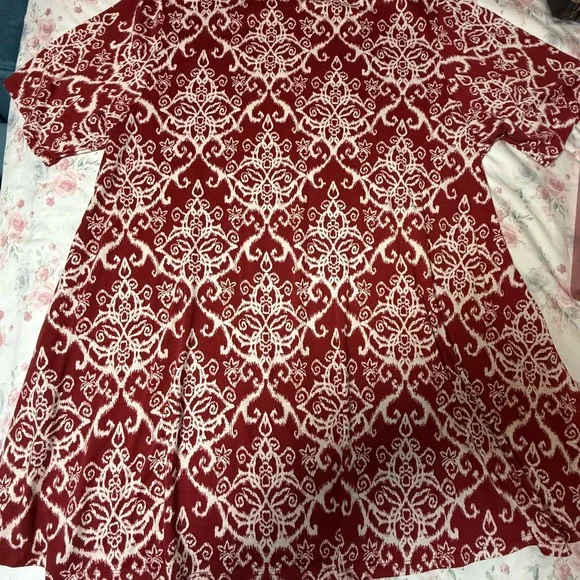 LuLaRoe Women's Top in Red‎ and White Pattern - Picture 3 of 3